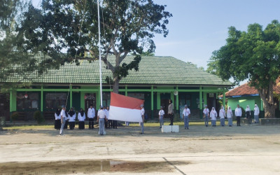MAN 1 Lampung Selatan Gelar Upacara Bendera, IPDA Sefi Ariana, SH. dari Polres Jadi Pembina